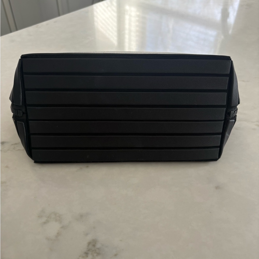 Large Parallelle Toiletry Case - Picture 2 of 6
